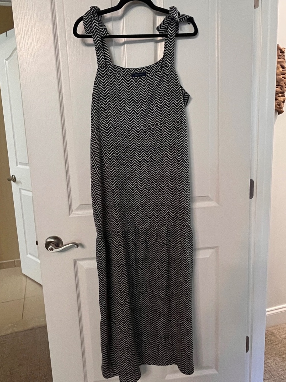 C. Wonder Tiered Maxi sundress, tie straps Size L Chevron Pattern Navy